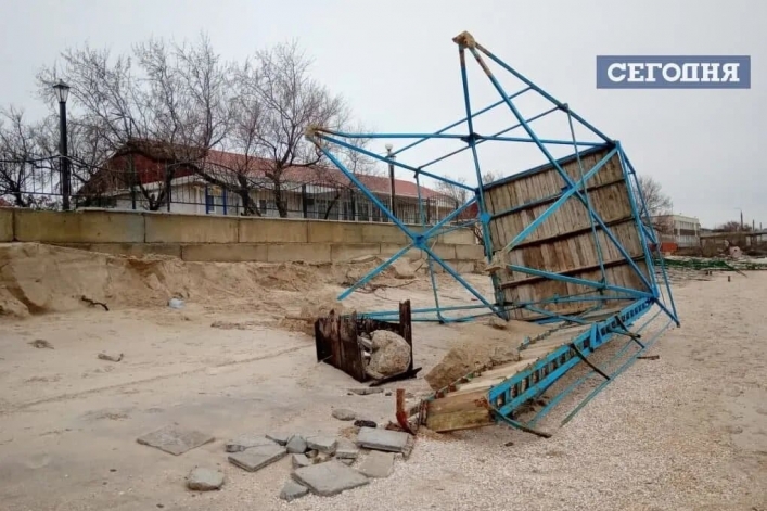 Фото последствий шторма в Кирилловке - базы отдыха стоят в воде, фото 2